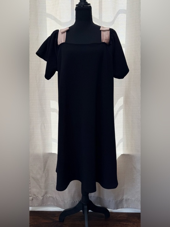 Sunday in Brooklyn Dresses & Skirts - Sunday in Brooklyn Anthro Black Shift Dress Cold Shoulder Bow Strap Sz L Chic